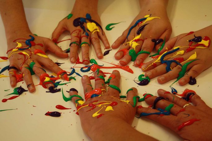 Hände voll mit Farbe, Kunsttherapeutische Malgruppe bei vitamin R