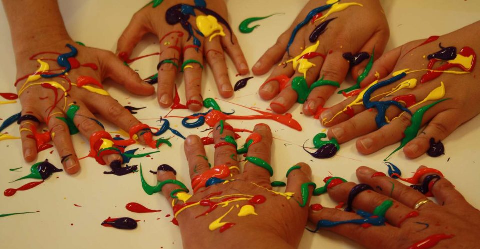Hände voll mit Farbe, Kunsttherapeutische Malgruppe bei vitamin R