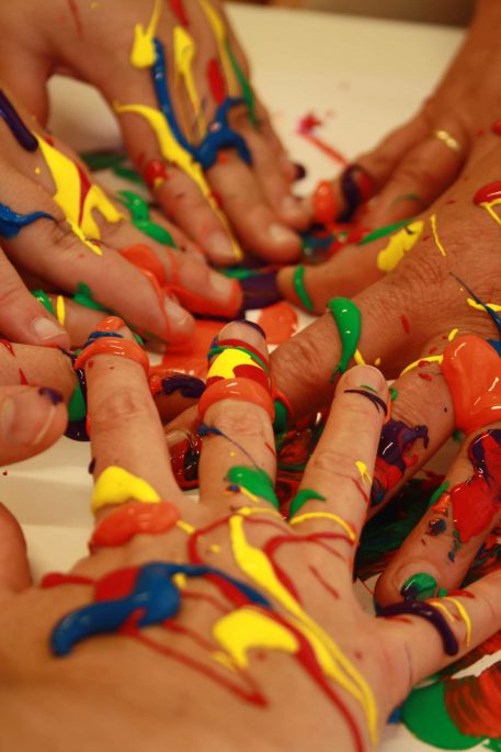 Hände voll mit Farbe, Kunsttherapeutische Malgruppe bei vitamin R