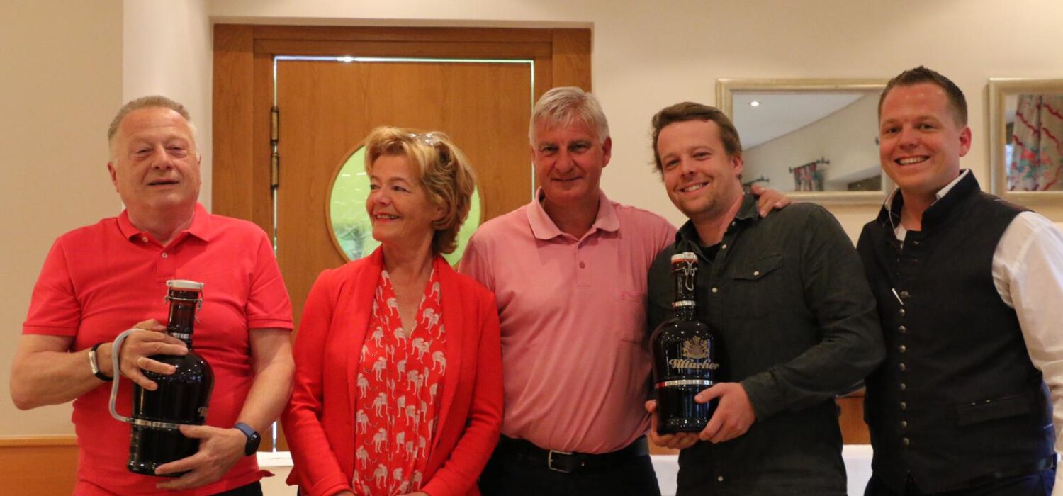 GolferInnen spendeten für vitamin R